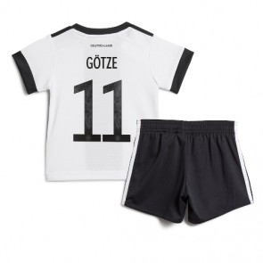 Tyskland Mario Gotze #11 Replika Babytøj Hjemmebanesæt Børn VM 2022 Kortærmet (+ Korte bukser)